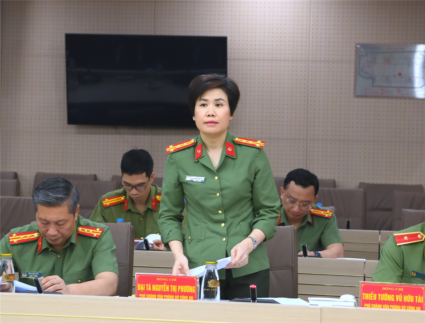 Đại tá Nguyễn Thị Phương, Phó Chánh Văn phòng Bộ Công an trình bày báo cáo trung tâm.