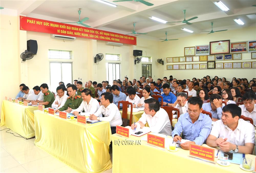 Các đại biểu và cử tri dự Hội nghị.