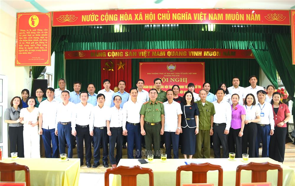 Thứ trưởng Trần Quốc Tỏ cùng các đại biểu và cử tri dự Hội nghị.