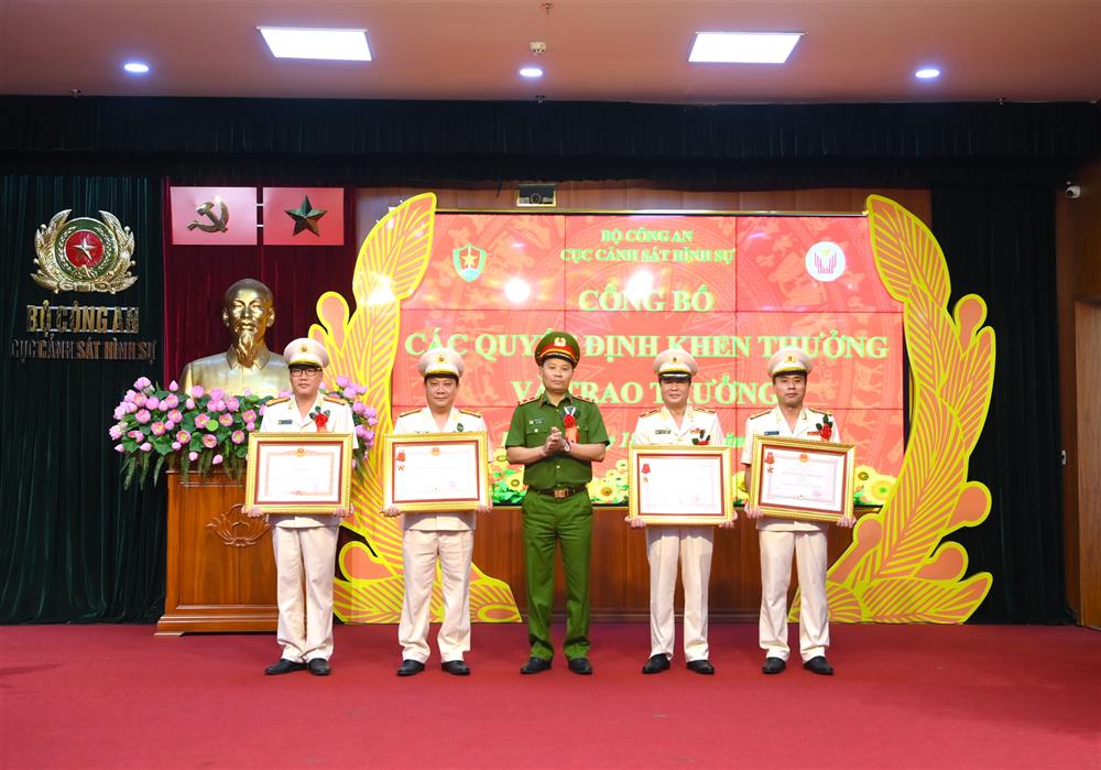 Tại Hội nghị, thừa ủy quyền của Chủ tịch nước và Thủ tướng Chính phủ, Trung tướng Trần Ngọc Hà, Cục trưởng Cục CSHS đã trao Huân chương Chiến công hạng Nhất tặng tập thể Phòng Trọng án; trao Huân chương Chiến công hạng Nhì tặng Thiếu tướng Phan Mạnh Trường, Phó Cục trưởng Cục CSHS; trao Huân chương Chiến công hạng Ba tặng Thượng tá Lê Vinh Tùng, Phó trưởng Phòng Trọng án; trao Bằng khen của Thủ tướng Chính phủ tặng Trung tá Trần Thanh Tuấn, cán bộ Phòng Trọng án vì đã có thành tích xuất sắc.
