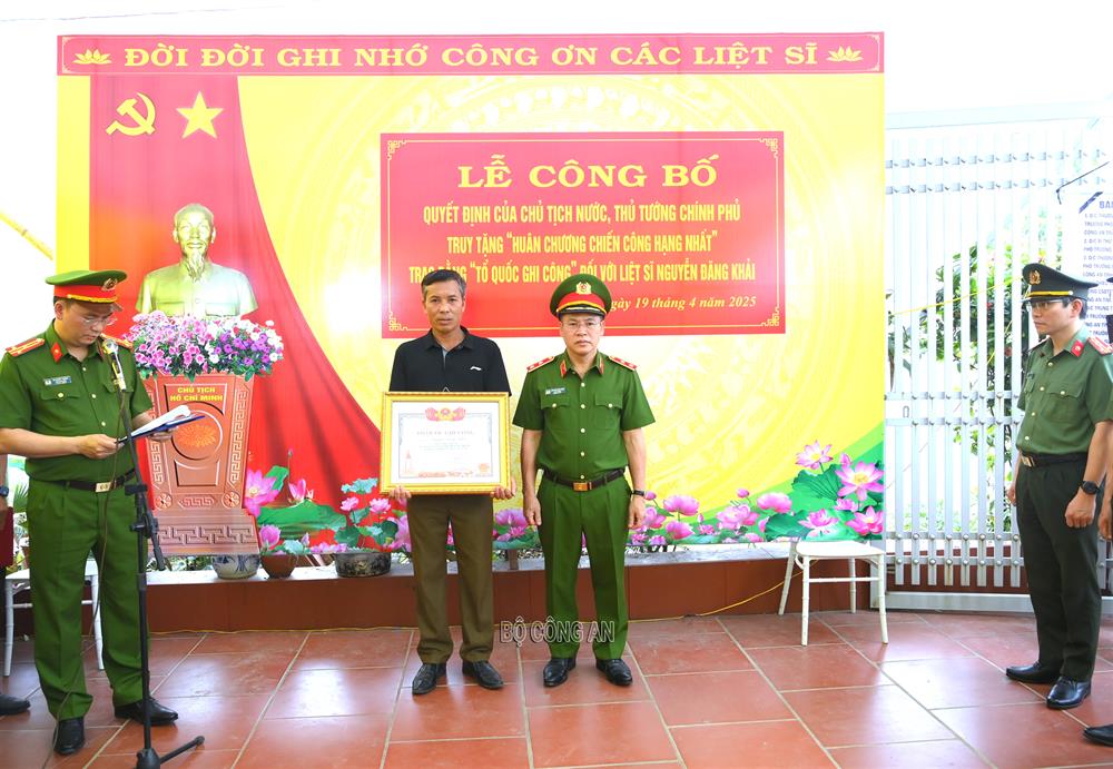 Thừa ủy quyền, Thứ trưởng Nguyễn Văn Long đã trao Huân chương Chiến công hạng Nhất và Bằng "Tổ quốc ghi công" tặng Liệt sĩ Thiếu tá Nguyễn Đăng Khải, cán bộ Phòng Cảnh sát phòng chống tội phạm về ma túy, Công an tỉnh Quảng Ninh đã lập chiến công đặc biệt xuất sắc trong chiến đấu và phục vụ chiến đấu, góp phần vào sự nghiệp xây dựng chủ nghĩa xã hội và bảo vệ Tổ quốc.