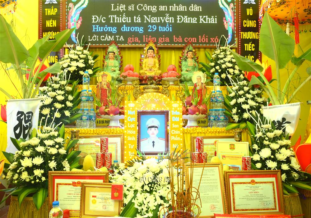 Thứ trưởng Nguyễn Văn Long cùng các đại biểu, gia đình và nhân dân tưởng nhớ, vĩnh biệt Liệt sĩ Thiếu tá Nguyễn Đăng Khải.