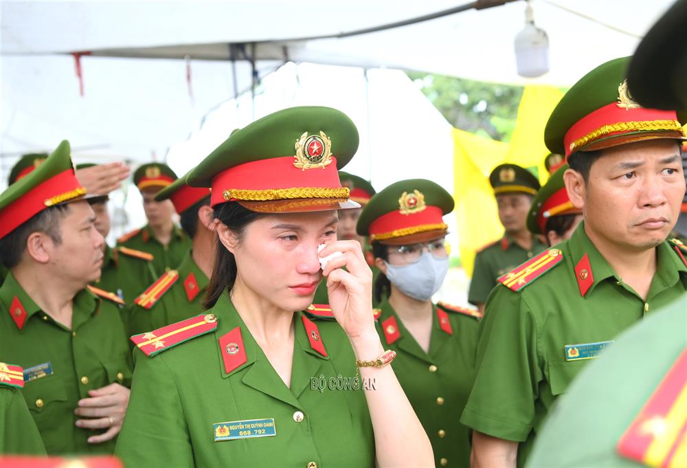 Thứ trưởng Nguyễn Văn Long cùng các đại biểu, gia đình, nhân dân và cán bộ, chiến sĩ tiễn đưa Liệt sĩ Thiếu tá Nguyễn Đăng Khải.