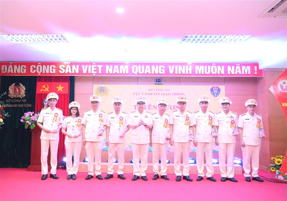 Trung tướng Nguyễn Văn Trung, Cục trưởng Cục CSGT trao biểu trưng tặng các tập thể, cá nhân điển hình.