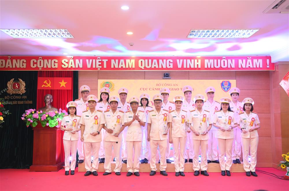Trung tướng Nguyễn Văn Trung, Cục trưởng Cục CSGT trao biểu trưng tặng các tập thể, cá nhân điển hình.