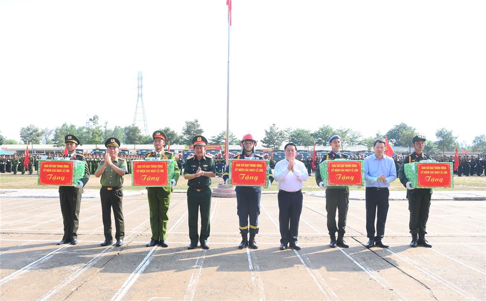 Đồng chí Nguyễn Trọng Nghĩa cùng các đại biểu trao quà động viên khối các khối của Bộ Quốc phòng và Bộ Công an tham gia diễu binh, diễu hành. 