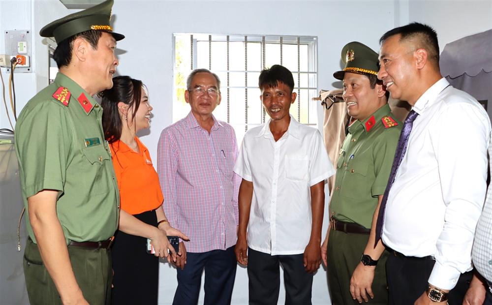 Anh Nguyễn Văn Bi phấn khởi dẫn các đại biểu tham quan căn nhà mới được trao tặng.