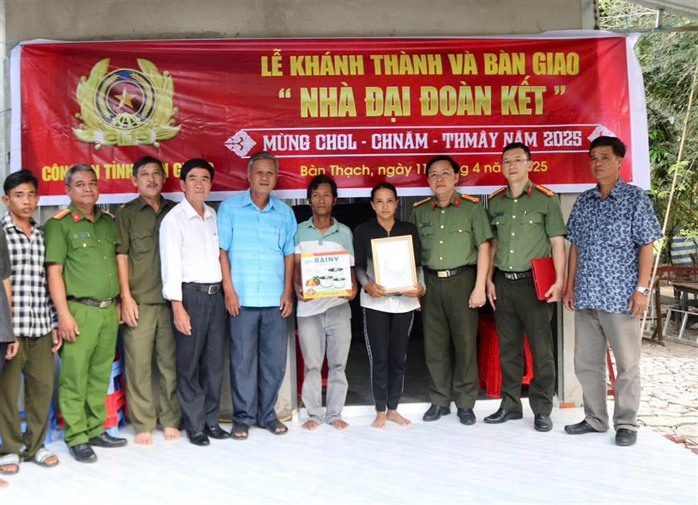 Các đại biểu cùng gia đình chị Thị Đệp.