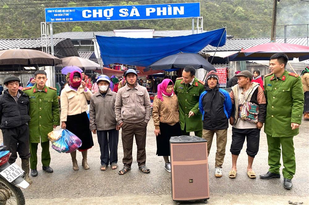 Tuyên truyền pháp luật bằng tiếng dân tộc thiểu số cho đồng bào vùng biên.