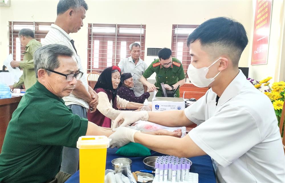 Cán bộ Công an tỉnh phối hợp với Công ty GeneStory lấy mẫu ADN cho thân nhân liệt sĩ trên địa bàn thành phố Bắc Giang.