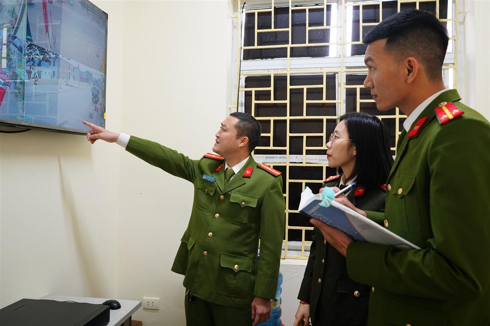 Công an thị trấn Hùng Sơn sử dụng dữ liệu từ hệ thống camera an ninh để điều tra vụ án.
