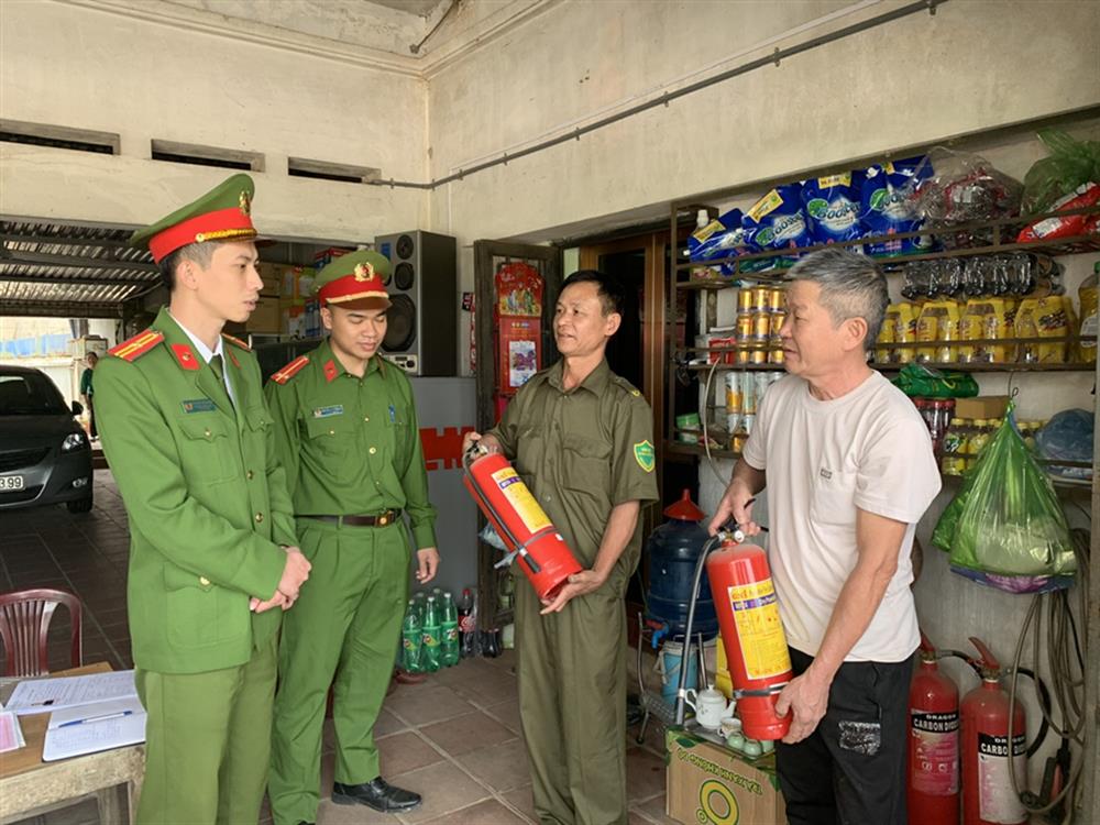 Công an xã Khôi Kỳ, huyện Đại Từ hướng dẫn công tác phòng cháy, chữa cháy cho hộ kinh doanh trên địa bàn xã.