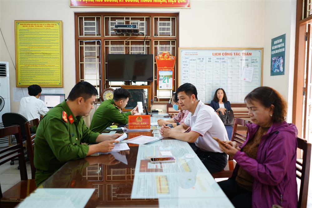 Công an phường Phan Đình Phùng, thành phố Thái Nguyên hướng dẫn nhân dân thực hiện thủ tục hành chính.