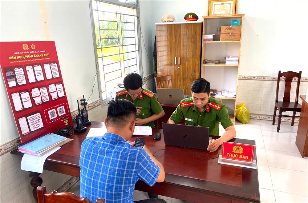 Công an phường Điện Minh làm việc với chủ tài khoản được chuyển nhầm.