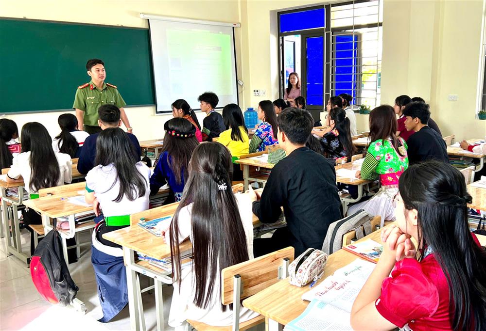 Cán bộ Phòng An ninh mạng và phòng, chống tội phạm sử dụng công nghệ cao tuyên truyền trực tiếp tại các lớp học.