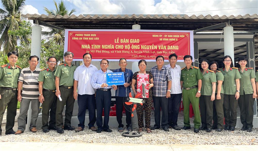 Các đại biểu và gia đình ông Nguyễn Văn Dạng tại Lễ bàn giao.