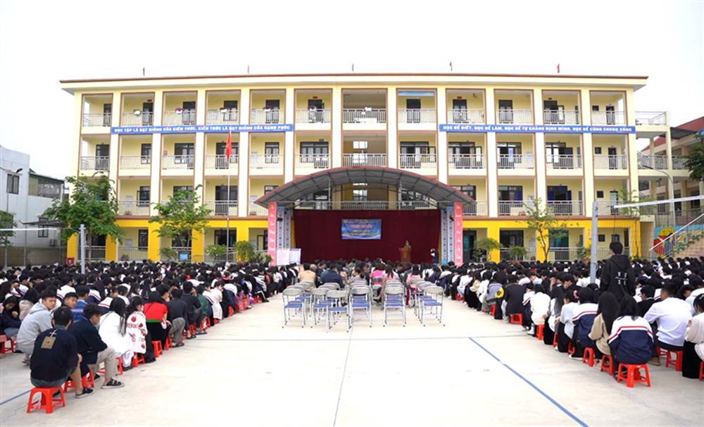 Cán bộ Công an tuyên truyền phòng chống tội phạm sử dụng công nghệ cao trên không gian mạng tại Trường Phổ thông dân tộc nội trú tỉnh.