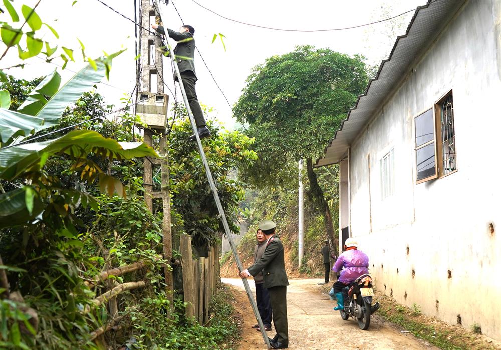 Hơn 20 bóng điện được gắn trên tuyến đường nối liên các tổ dân phố tại phường Huyền Tụng, thành phố Bắc Kạn