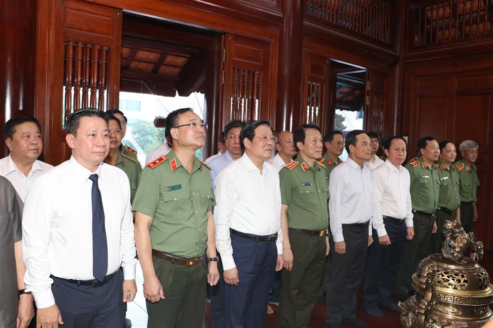 Sau nghi thức cắt băng khánh thành, các đại biểu đã dâng hương, trồng cây lưu niệm và tham quan khuôn viên Khu tưởng niệm Bác Hồ.
