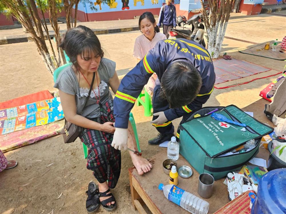 Cán bộ Công an Việt Nam khám chữa bệnh cho người dân Myanmar.