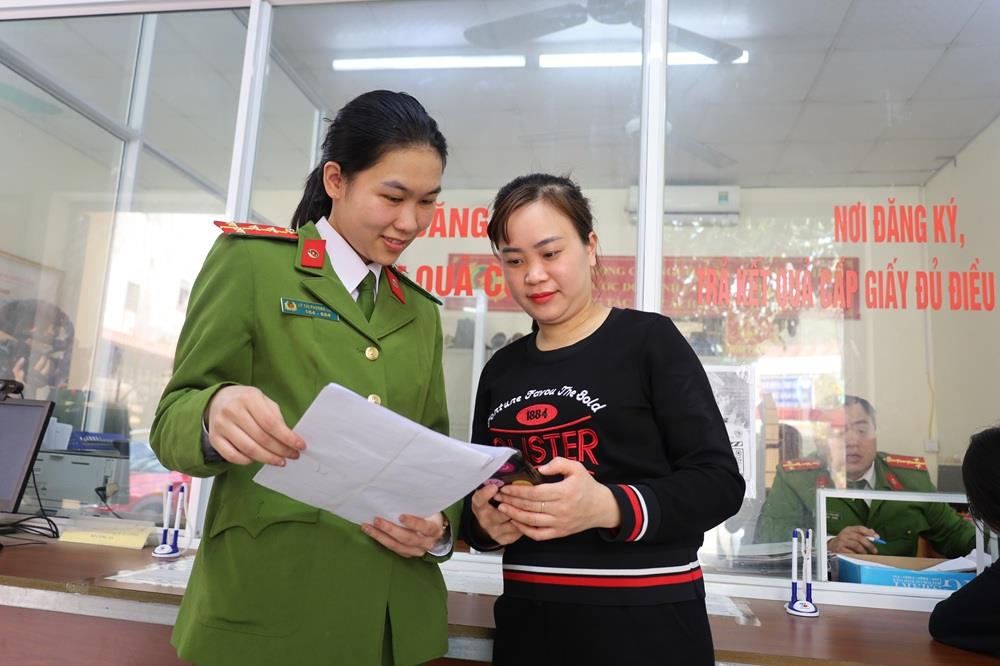 Công an phường Chi Lăng, thành phố Lạng Sơn giải quyết thủ tục hành chính cho người dân.