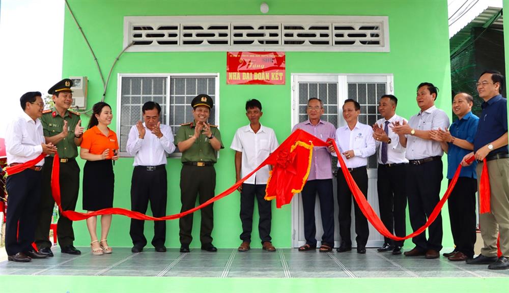 Bộ Công an và tỉnh Bạc Liêu tổ chức Lễ bàn giao nhà mẫu tặng hộ anh Nguyễn Văn Bi.