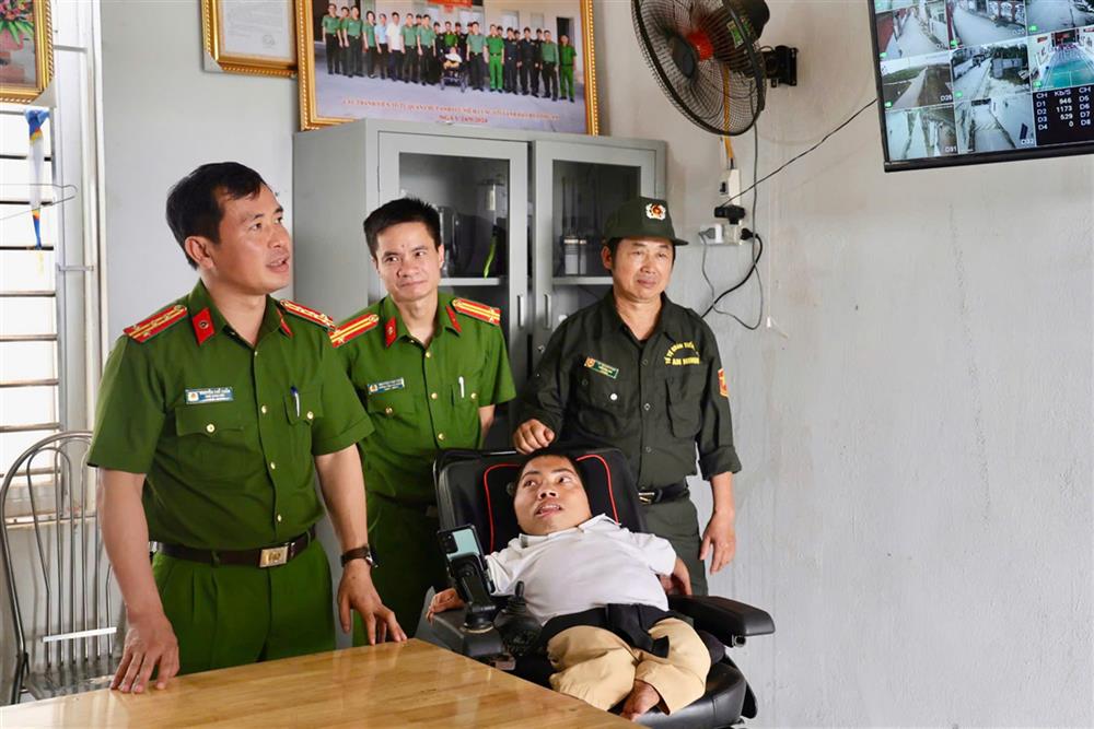 Đại tá Nguyễn Thế Tuấn, Phó Giám đốc Công an tỉnh kiểm tra mô hình “Tiếng kẻng an ninh”.