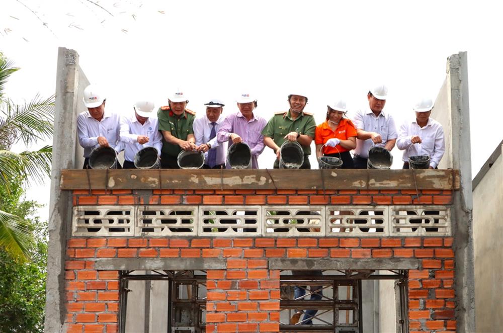 Với kinh phí Bộ Công an hỗ trợ, tỉnh Bạc Liêu sẽ đồng loạt xây dựng để kịp bàn giao nhà đúng vào dịp kỷ niệm 135 năm Ngày sinh Chủ tịch Hồ Chí Minh.