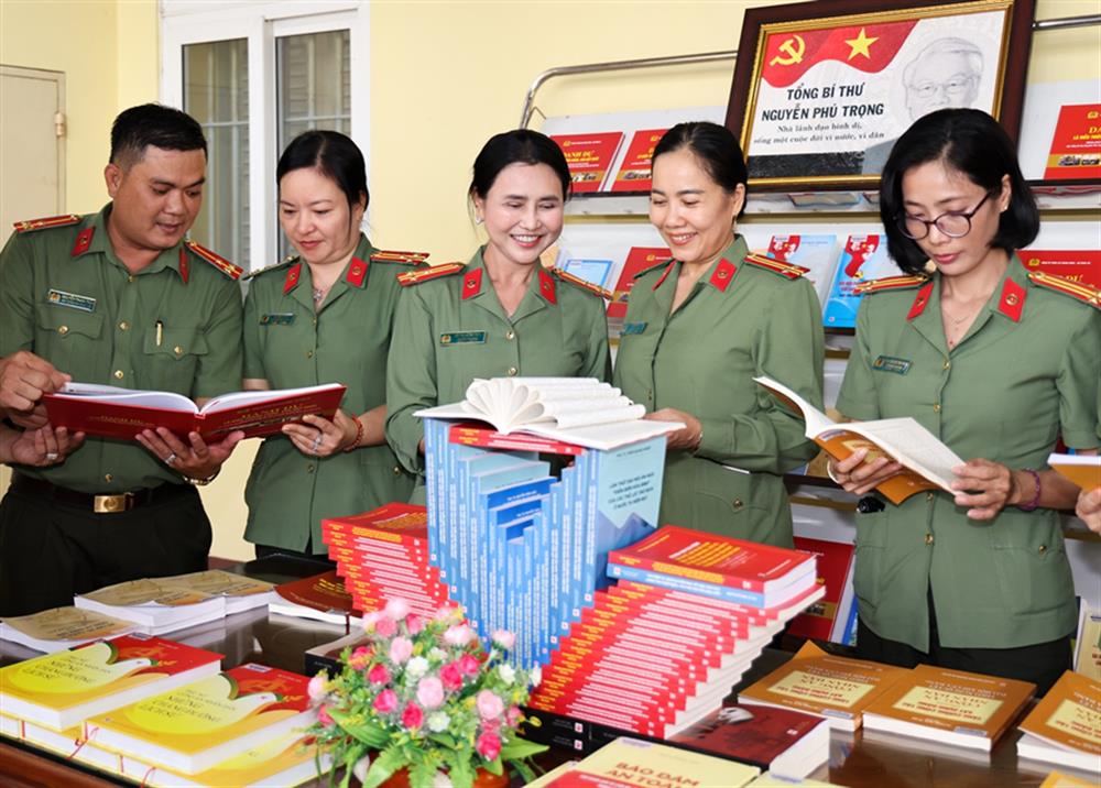 Các đại biểu tham gia hoạt động trưng bày và giới thiệu sách.