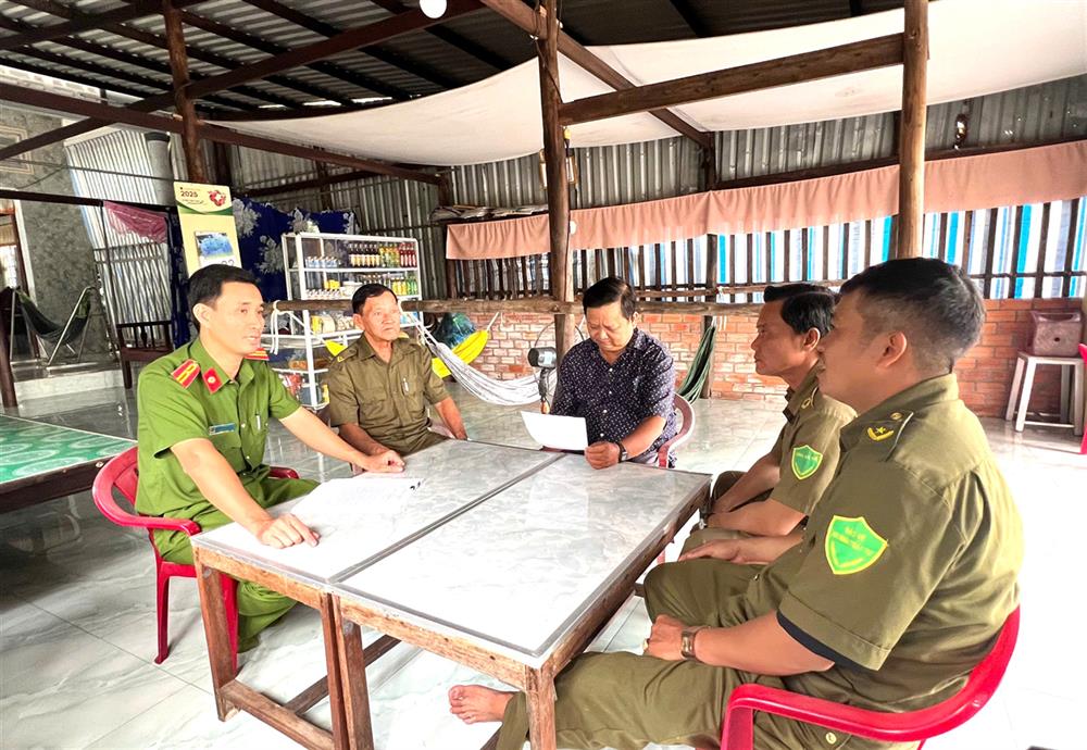 Lực lượng Công an xã Hưng Mỹ, huyện Cái Nước đến nhà dân tuyên truyền, cảnh báo thủ đoạn các loại tội phạm.