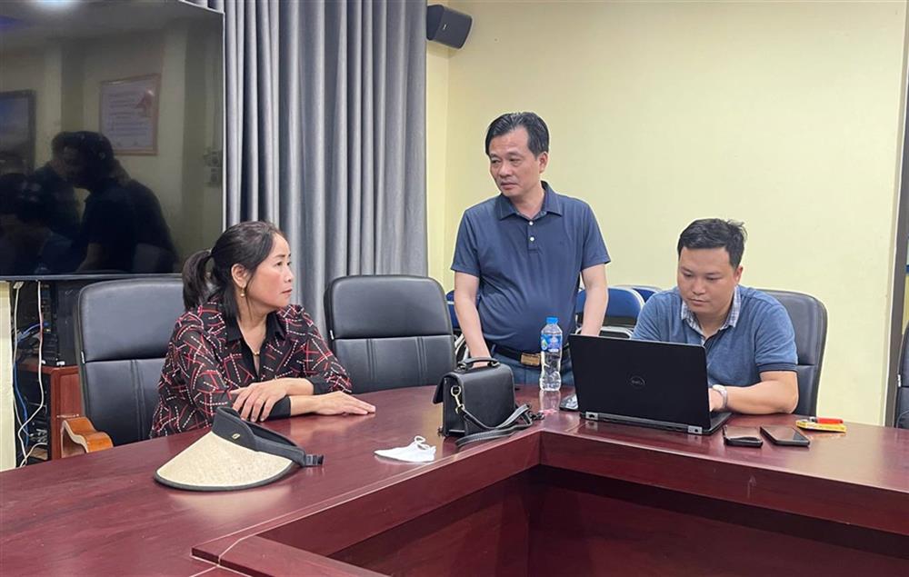 Đại tá Trần Quốc Huy, Phó Giám đốc Công an tỉnh đấu tranh khai thác thông tin đối tượng Nguyễn Thị Hoàn.