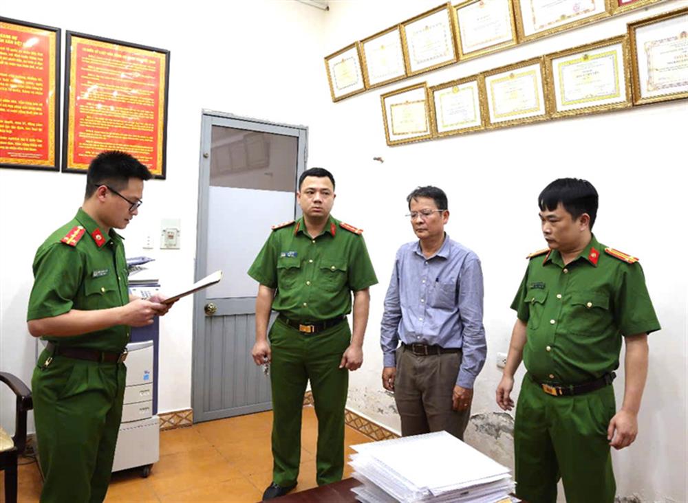 Cơ quan CSĐT Công an tỉnh Phú Thọ thi hành Lệnh giữ người trong trường hợp khẩn cấp, Lệnh bắt người bị giữ trong trường hợp khẩn cấp, lệnh khám xét khẩn cấp nơi ở và nơi làm việc của các đối tượng