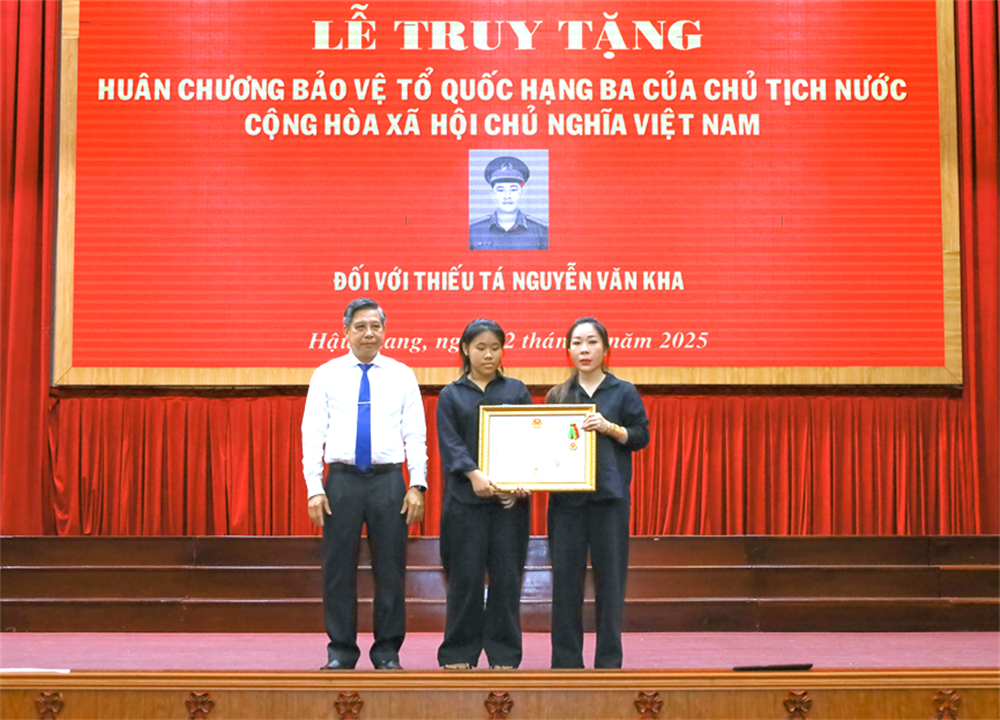 Thừa ủy quyền của Chủ tịch nước, đồng chí Đồng Văn Thanh, Bí thư Tỉnh ủy Hậu Giang trao Huân chương Bảo vệ Tổ quốc hạng Ba cho thân nhân đồng chí Nguyễn Văn Kha.