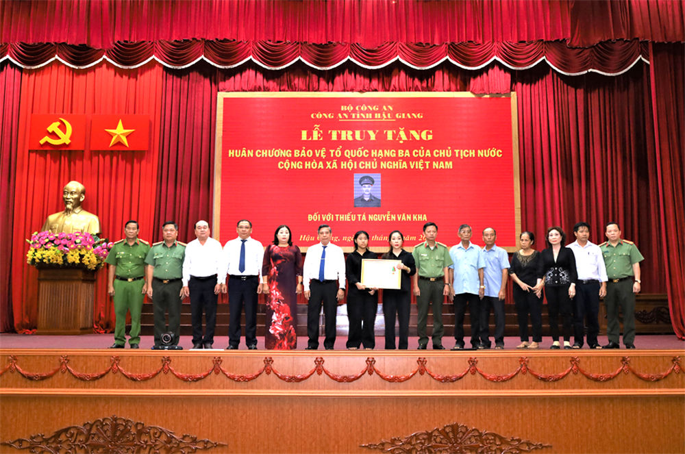 Lãnh đạo tỉnh, Ban Giám đốc Công an tỉnh cùng thân nhân đồng chí Nguyễn Văn Kha tại buổi Lễ.