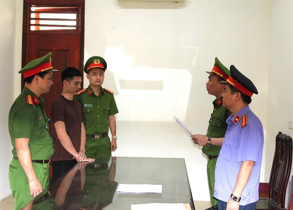 Cơ quan Cảnh sát điều tra Công an tỉnh Nghệ An đọc lệnh khởi tố vụ án, khởi tố bị can và ra Lệnh bắt bị can để tạm giam đối với đối tượng Trần Khắc Duy.