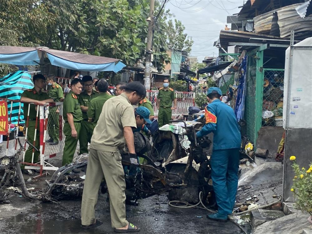 Công an khám nghiệm các phương tiện bị cháy để làm rõ nguyên nhân.