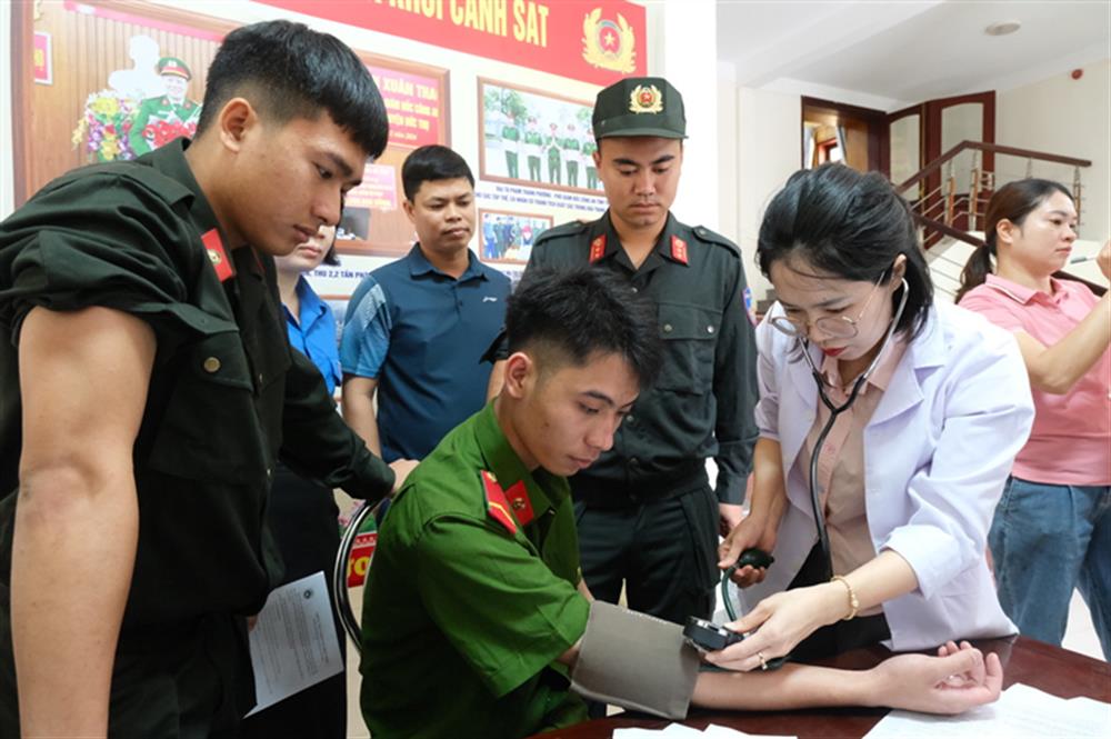 Cán bộ, chiến sĩ khám sàng lọc xen đủ điều kiện để tham gia hiến máu.