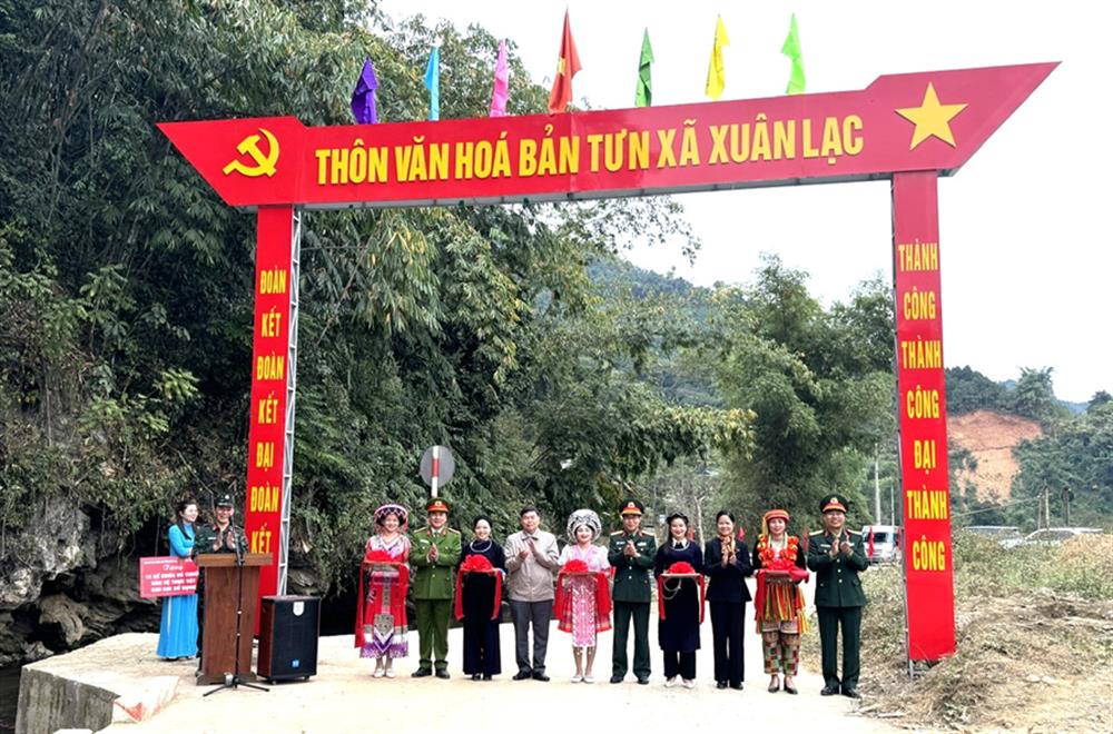 Lực lượng Công an, Quân đội cắt băng khánh thành và bàn giao đưa vào sử dụng Cổng trào thôn Bản Tưn, xã Xuân Lạc, huyện Chợ Đồn.