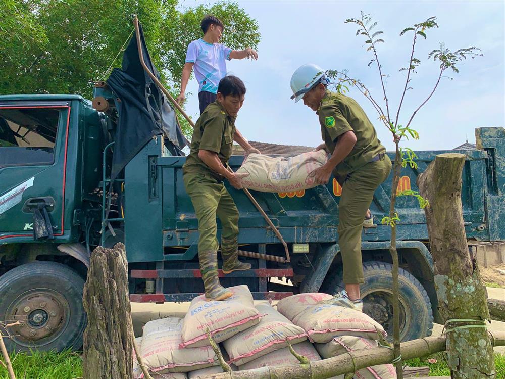 Lực lượng an ninh tại cơ sở hỗ trợ vận chuyển vật tư xây dựng.