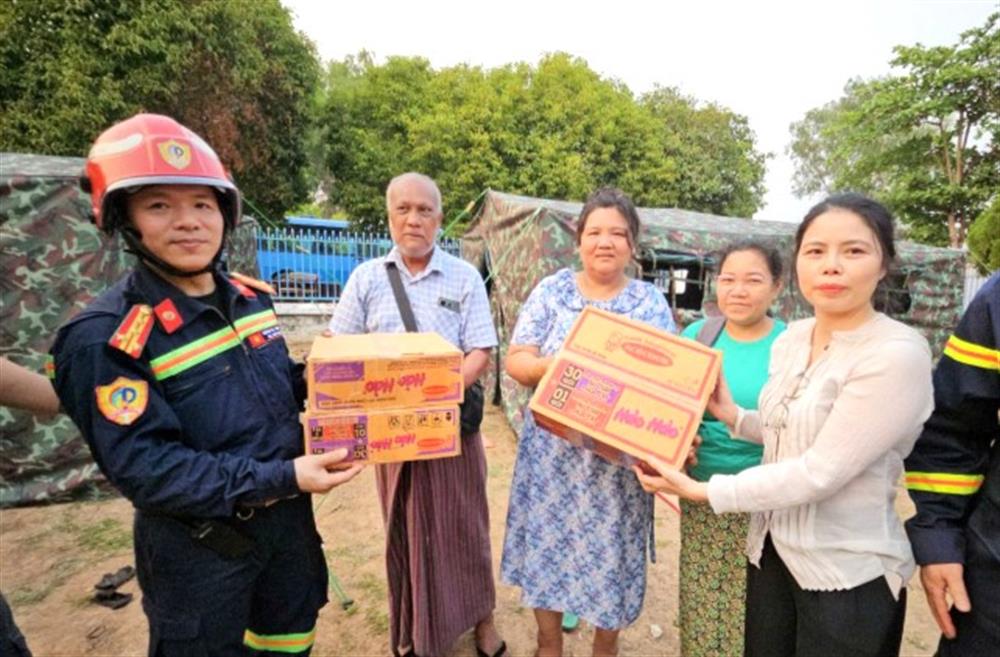 Đại tá Nguyễn Minh Khương trao tặng thực phẩm tặng người dân Myanmar.