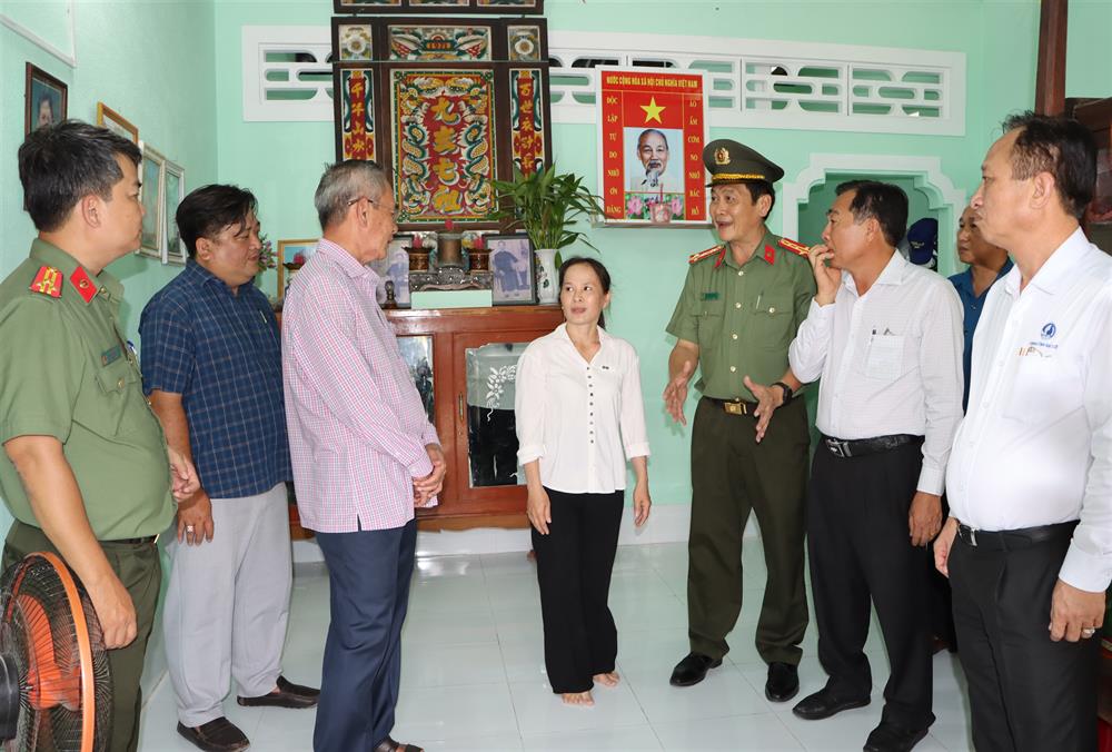 Các đại biểu tham quan nhà mẫu.