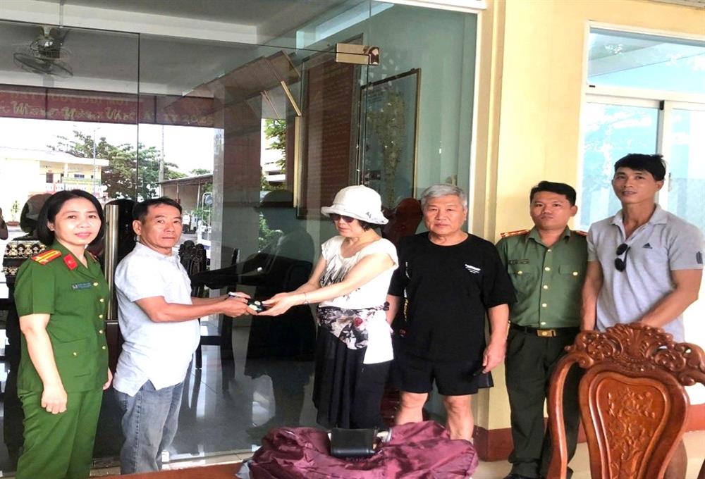 Vợ chồng du khách Hàn Quốc nhận lại tài sản (đứng thứ 3 và thứ 4 từ trái qua).