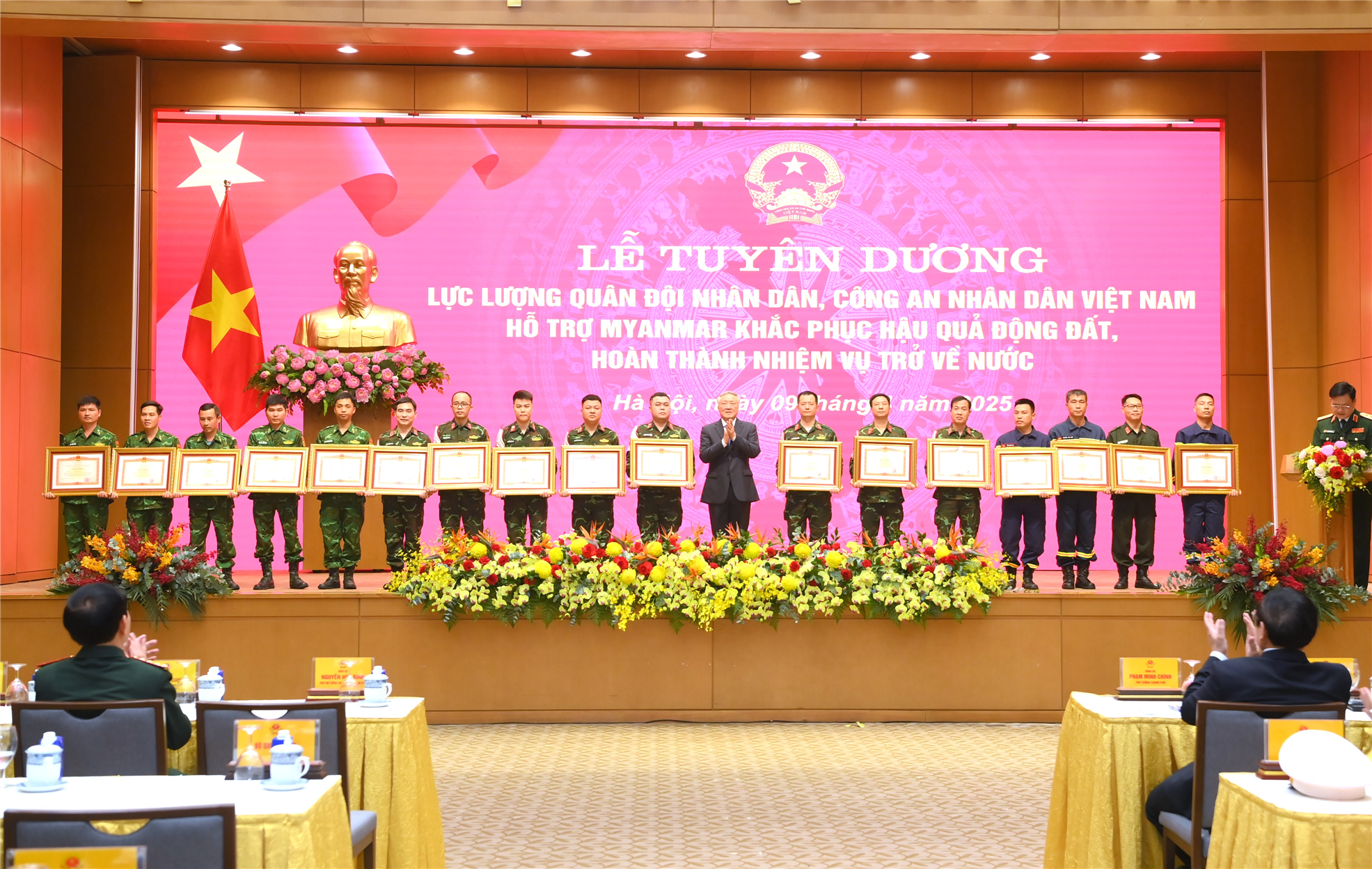 Phó Thủ tướng Chính phủ Nguyễn Hòa Bình trao Bằng khen của Thủ tướng Chính phủ tặng 08 tập thể, 17 cá nhân có thành tích xuất sắc.