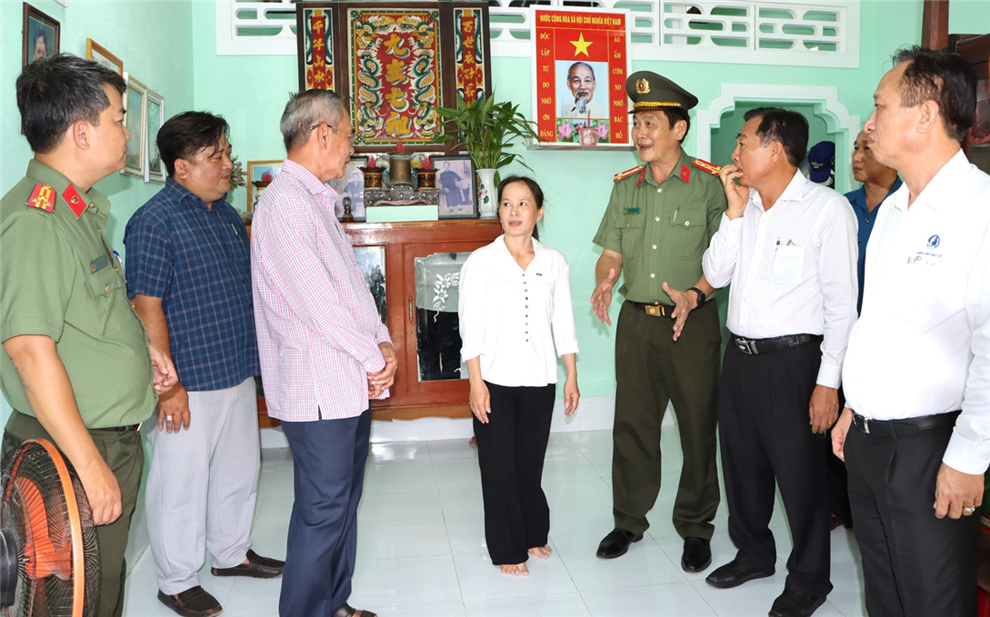 Chị Lý Thị Xuân chia sẻ niềm vui với đại biểu Bộ Công an và tỉnh Bạc Liêu trong căn nhà mới.
