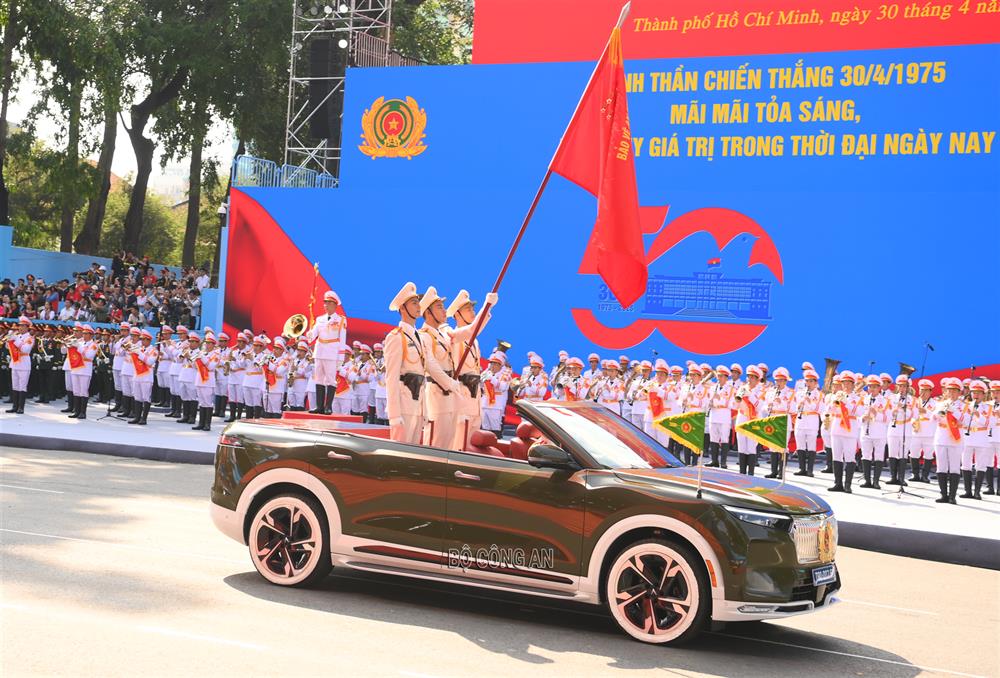 Xe chở lá cờ truyền thống của lực lượng Công an nhân dân.