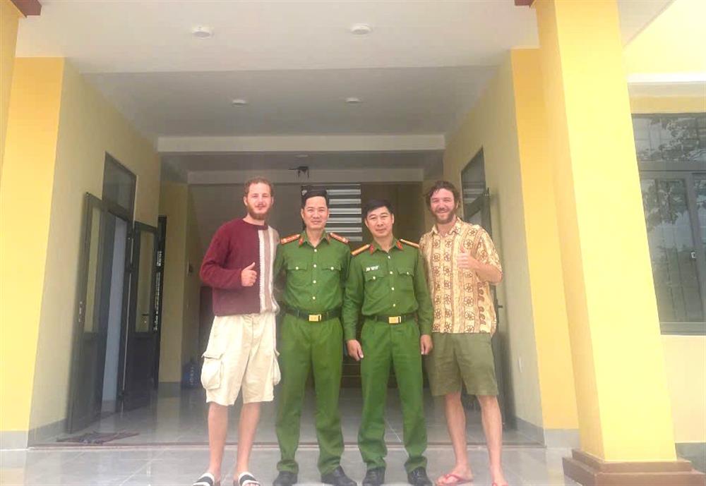 Công an xã Đức Lân cùng 02 du khách người Pháp.