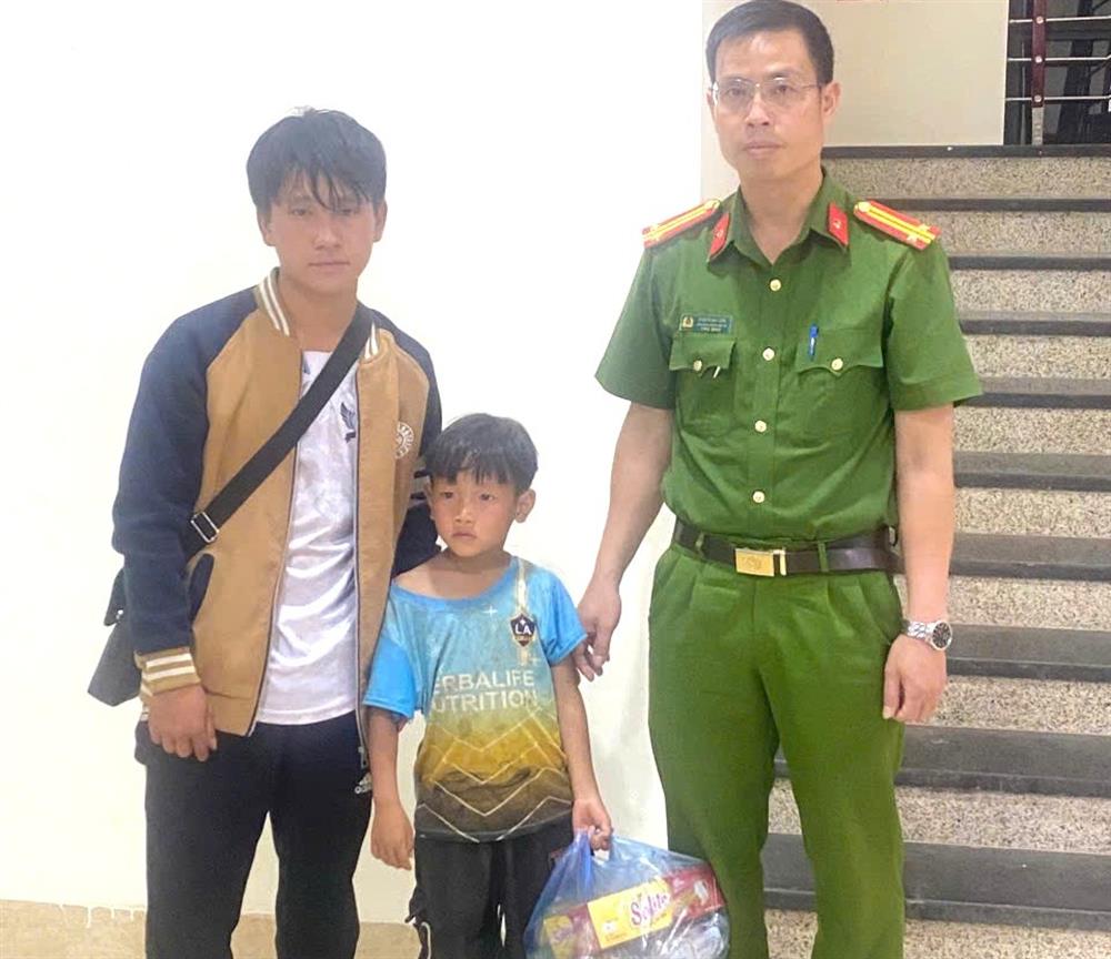 Công an xã Phiêng Ban giúp đỡ cháu bé đi lạc về với gia đình an toàn.