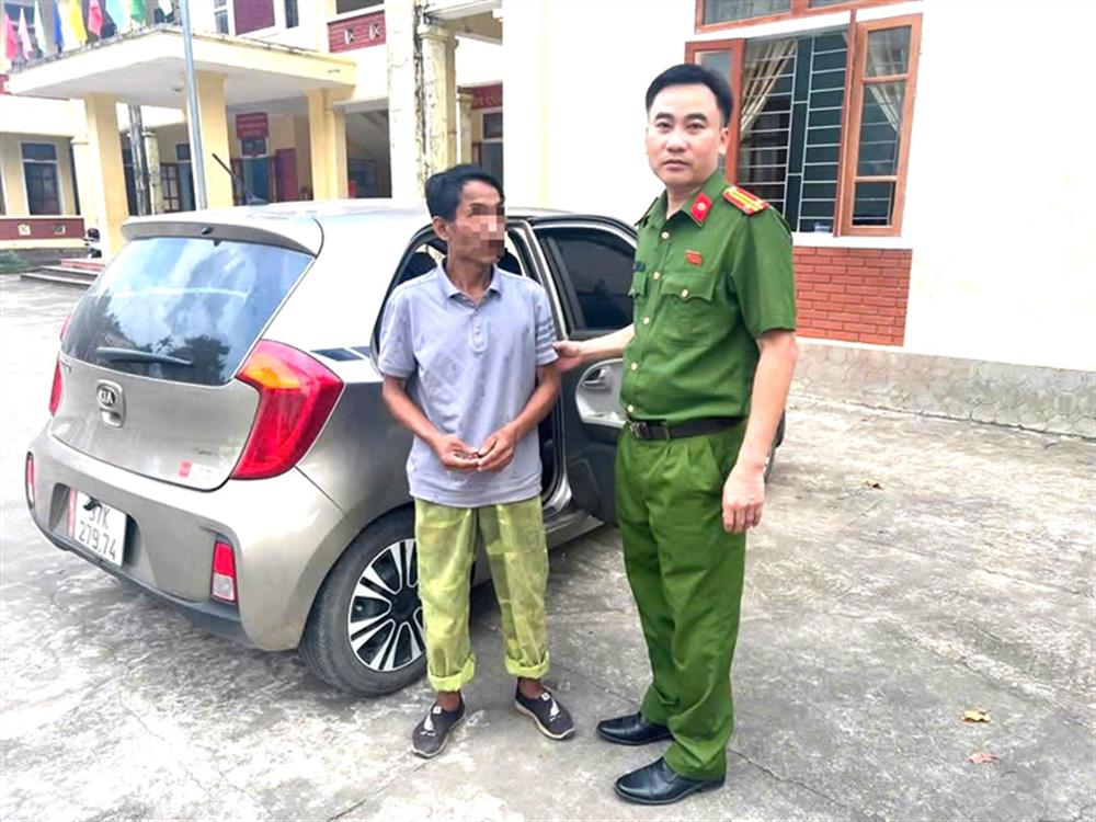 Anh M.V.Đ. được Công an xã Yên Na thuê xe đưa về tận nhà.