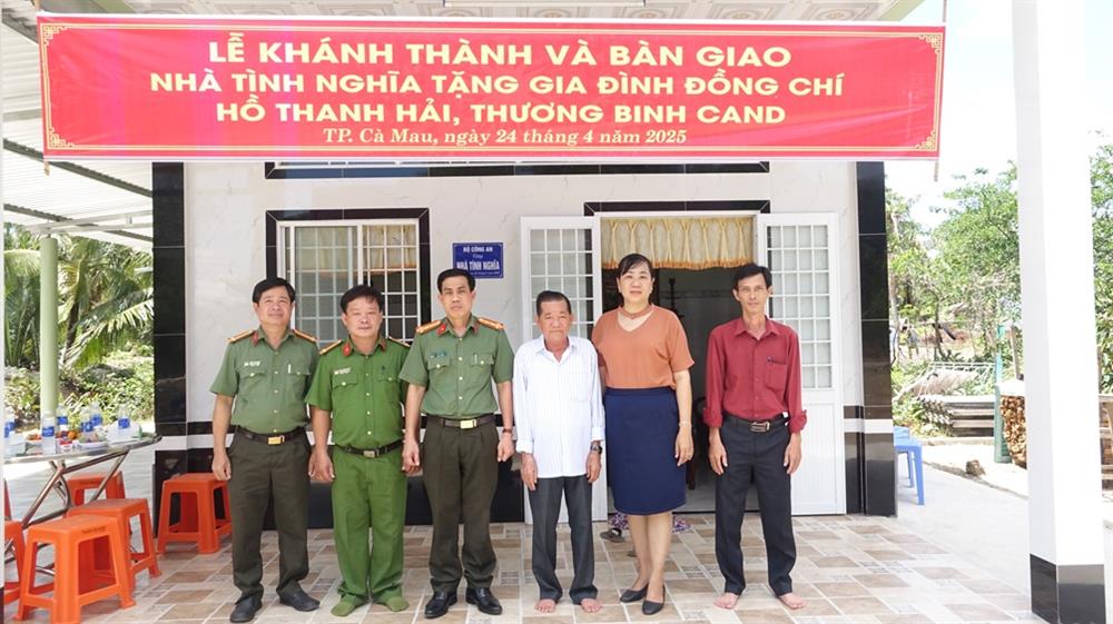 Các đại biểu và gia đình đồng chí Hồ Thanh Hải tại Lễ bàn giao nhà.