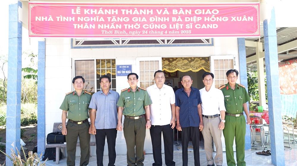 Các đại biểu và gia đình bà Diệp Hồng Xuân tại Lễ bàn giao nhà.